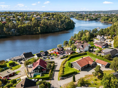 Velholdt enebolig med alt på en flate - Umiddelbar nærhet til Vansjø - Uteplasser med gode solforhold - Garasje