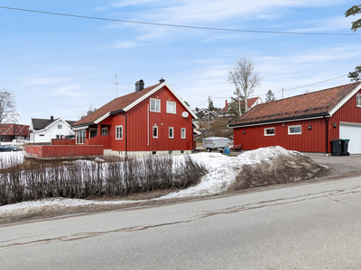 Velholdt enebolig med stor hage - Dobbelgarasje - Barnevennlig beliggenhet