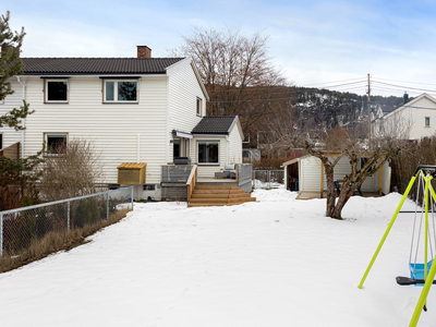 Velholdt og familievennlig vertikaltdelt tomannsbolig. Flere uteplasser og stor solrik hage. Garasje M/EL. Rolig område