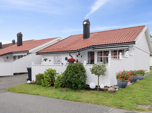 Borgejordet- Fint beliggende 2 roms seniorbolig (50+) med fin solrik hage og terrasse. Carport.