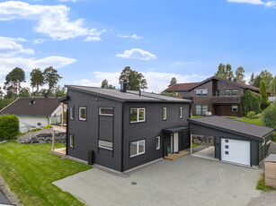 BRUMUNDDAL - Nyoppført og delikat enebolig med nydelig mjøsutsikt. Garasje og carport.