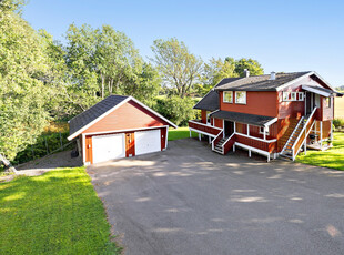 Brunlanes - Innholdsrik, hel tomannsbolig - Solfylte terrasser - Landlig utsyn - Dobbelgarasje.