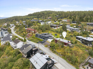 Enebolig med barnevennlig og attraktiv beliggenhet på Hallermoen. Oppussingsbehov. 3 sov. Garasje. Kort vei til marka.