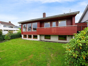 Enebolig med carport og opparbeidet tomt. Meget barnevennlig. Nærhet til sjøen og turområder.