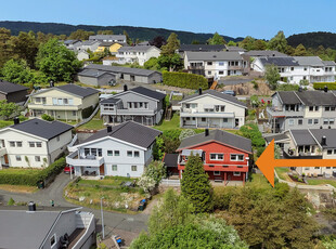 Enebolig på solrik tomt - Familievennlig område - Garasje i rekke!