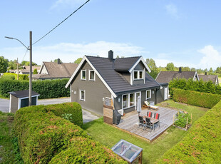 Familievennlig enebolig over to plan | Nyere bad og kjøkken | Solrik terrasse og hage med flotte uteområder