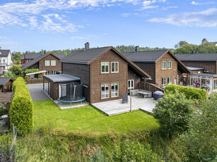 Familievennlig og innbydende enebolig - Solrik usjenert terrasse og hage - Carport/sportsbod.