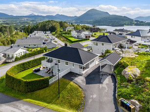 Fin del av tomannsbolig med carport og alt på en flate. Mulighet for 3 soverom