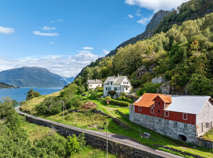 Fin landbrukseigedom med strandlinje og flott utsikt over Lustrafjorden. Jaktrett på hjort, rein og småvilt!