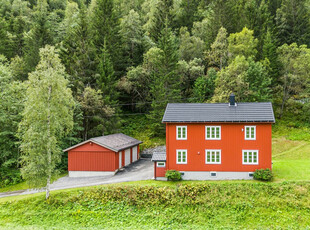 Flott enebolig med frittstående dobbelgarasje | Naturskjønn beliggenhet | 3 soverom | 1 mål tomt