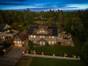 Flott og familievennlig enebolig med utleiedel og nydelige uteområder - Skogen som nærmeste nabo!