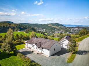 Flott og innholdsrik enebolig på pynten| Flott, solrik tomt | Panoramautsikt | Stor terrasse og hagestue | Stor garasje