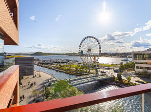 Frontleilighet på Munch Brygge. Nydelig fjordutsikt, solrik sydvestvendt balkong og høy standard. 1,5 bad.