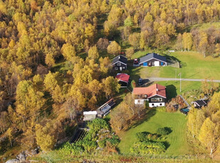 Godt vedlikeholdt enebolig med skjermet og naturskjønn beliggenhet ved sjøen! Utleiemulighet. 5 soverom. 880 mål tomt.