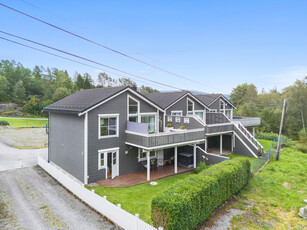 HJELMÅS - Enebolig i kjede med gjennomgående god standard, solrik terrasse og carport med lader. Barnevennlig område.