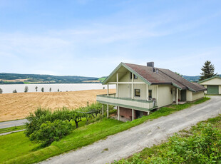 Idyllisk beliggende enebolig med fantastisk utsikt mot Mjøsa med omland. Stor eiet tomt