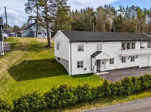 Idyllisk beliggende enebolig med uthus/verksted - Nærhet til Fjella - Fin utsikt / lang solgang - Skolebuss rett ved