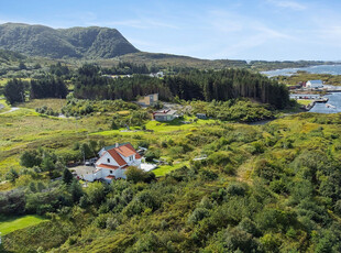 Idyllisk enebolig i naturskjønne omgivelser m/ egen stor brygge og kai - Oppgradert i nyere tid - Dobbelgarasje