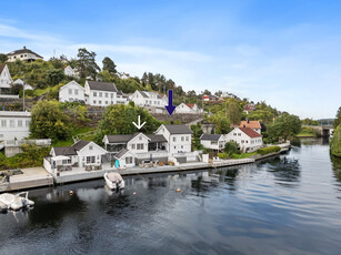 Idyllisk, sjarmerende og oppgradert Sørlandshus m/ strandlinje - Brygge, terrasser og sjøbod - Nydelig utsikt - Hisøy