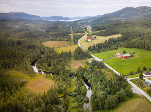 Innholdsrik enebolig i landlige omgivelser, 15 km fra Kolvereid sentrum. Ca 5 mål tomt. Fiskerett. Garasje m/leilighet.