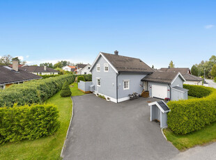 Innholdsrik enebolig m/garasje og lader, asfaltert gårdsplass, solfylt hage og vestvendt terrasse. Barnevennlig område.