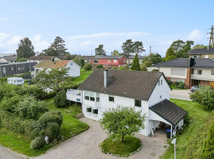 Innholdsrik enebolig over 3 plan| Barnevennlig og sentral beliggenhet| Stor hage| Eiet tomt | Gode solforhold | Carport