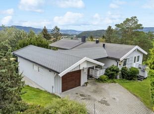 Innholdsrik & velholdt enebolig med flott utsikt & gode solforhold | Naturskjønne omgivelser | Garasje, terrasse & hage