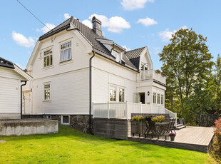 Klassisk villa fra 1915 m/god standard og idyllisk uteområde | Inntil 290 cm innvendig takhøyde | Hybel | Peis | Garasje