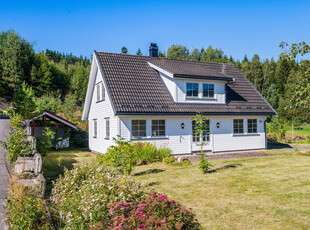 Koselig enebolig i barnevennlig område med stor hage og flott utsikt