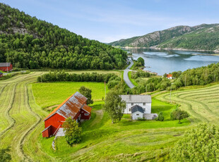 Koselig og velholdt småbruk i Røssviken, Valslagvågen, Snillfjord. 762,6 dekar. Jaktrett. Strandlinje.