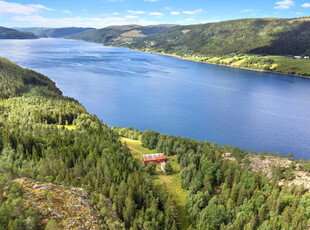 Landbrukseiendom med strandlinje | Totalt 1051 da, herav ca 21 da dyrket areal, ca 450 da produktiv skog.