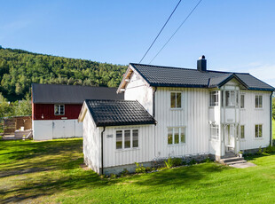 Landlig og sjarmerende boligeiendom med småbruksfølelse. Eget fjøs. 4 soverom.