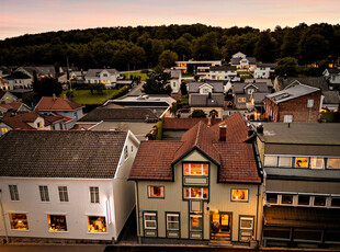 Larvik sentrum - Kombinasjonseiendom med næringsdel og stor leilighet. Hagestue, carport, 2 integrerte garasjeplasser.