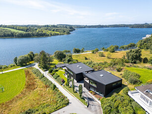 Lekker funkisperle fra 2014 med høy standard, dobbel garasje & nydelig utsikt over Stokkavannet - perfekt for familien!