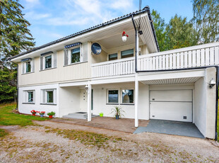 Lys, luftig og velholdt familiebolig - Stor, solrik terrasse - Garasje - Lettstelt hage - Naturnært, barnevennlig område