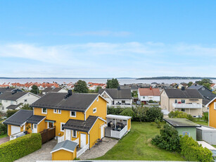 Lys og trivelig 1/2 part av vertikaldelt tomannsbolig på Steinsnes med solrik eiendom.