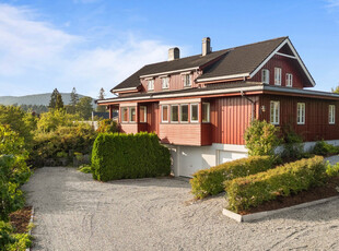 Meget fin og høyt beliggende 1/2 tomannsbolig -Hybel -Barnevennlig -Vestvendt terrasse -Utsikt og sol -Garasje m/EL