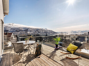 Meget flott enebolig med stor veranda med spektakulær utsikt. Svært attraktiv beliggenhet på sør-Tromsøya!