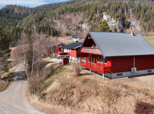 NY PRIS - Innholdsrik familiebolig over tre plan med dobbel garasje - Gode sol og utsiktsforhold - To Bad - To soverom