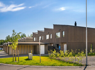 Nyoppført, kjedet bolig med god planløsning. Carport. Gunstig Husbankfinansiering (4.1%). Barnevennlige omgivelser !