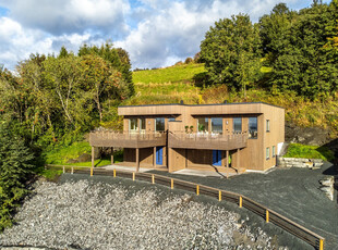 Nyoppført tomannsbolig. Panorama ut over fjorden . Gode solforhold. 2 bad. Eget vaskerom. Carport.