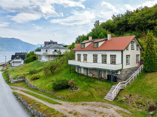 Oppgradert einebustad i Feios med panorama utsikt til Sognefjorden