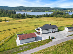 Pen, velholdt enebolig med 4 soverom. Nydelig utsikt - solrik veranda - innglasset terrasse - 2 frittstående garasjer.