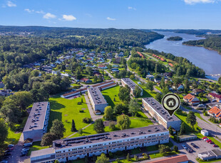 Romslig leilighet i høy 1.etasje. Flott beliggenhet. Solrik balkong. Kort vei til butikk og flotte naturområder.