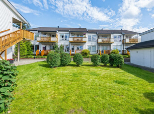 Sentrumsnær 3 roms leilighet på bakkeplan med skjermet beliggenhet. 2 soverom. Solrik terrasse.