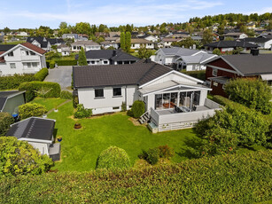 Sentrumsnær og innholdsrik enebolig med flott kjøkken og bad - varmepumpe - garasje - innglasset terrasse på 22 m²