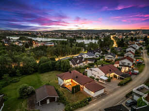 Sentrumsnær, stor og unik enebolig med to godkjente hybelleiligheter & fradelt tomt på 489,8 kvm. Sjelden mulighet!