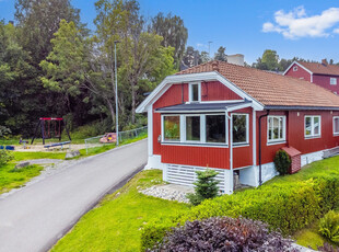 Sjarmerende enebolig med alt på ett plan. Nydelig fjordutsikt! Pent opparbeidet og solrik hage. Asfaltert gårdsplass