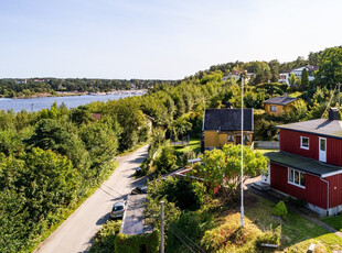 Sjarmerende enebolig nær sjø og skjærgård. Vakkert opparbeidet hage med spennende uteplasser og nydelig utsikt.