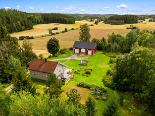 Sjarmerende tun på 4,9daa med bolighus og låve - Flott opparbeidet hage med hagestue, drivhus og uthus - Minirenseanlegg